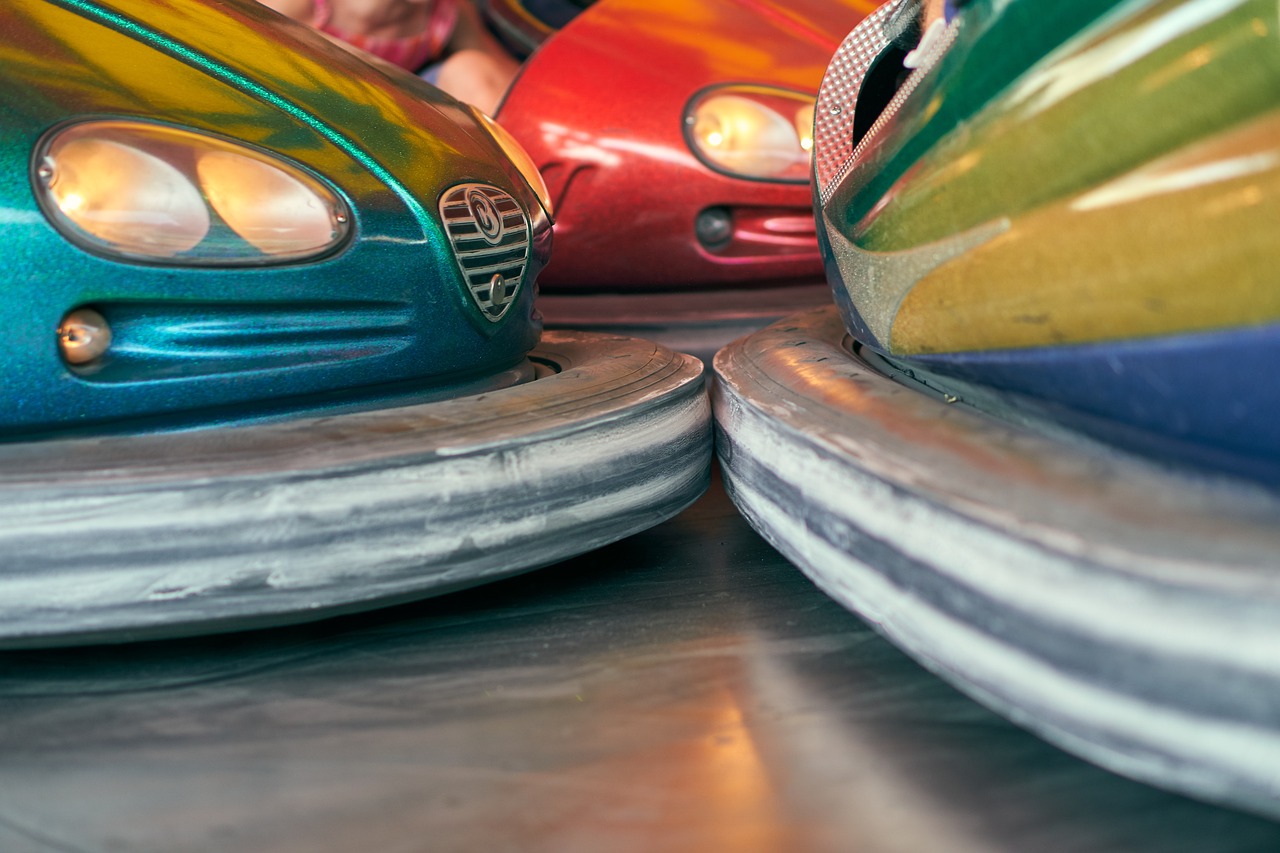 ¿Cómo funcionan los coches de choque?