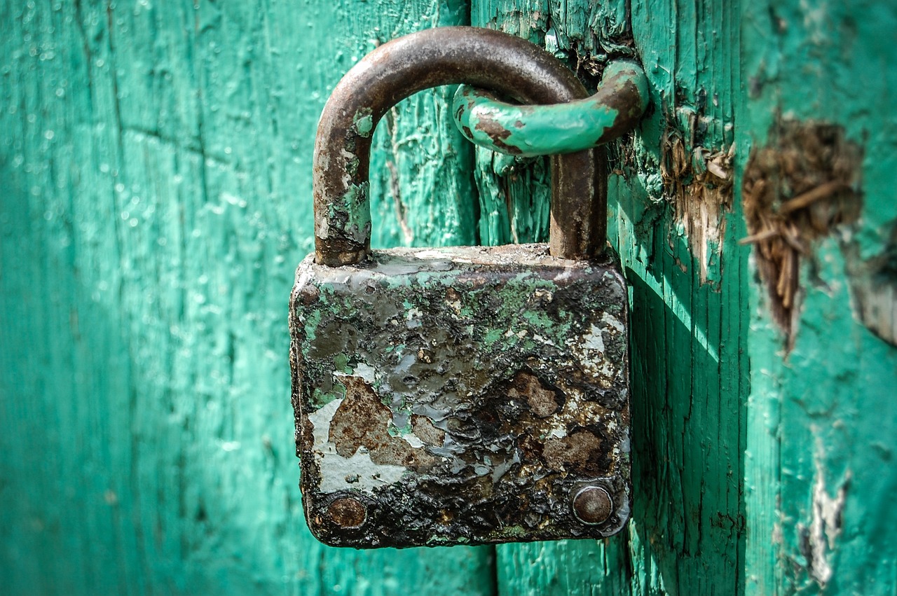 ¿Cómo bloquear la cerradura de una puerta?