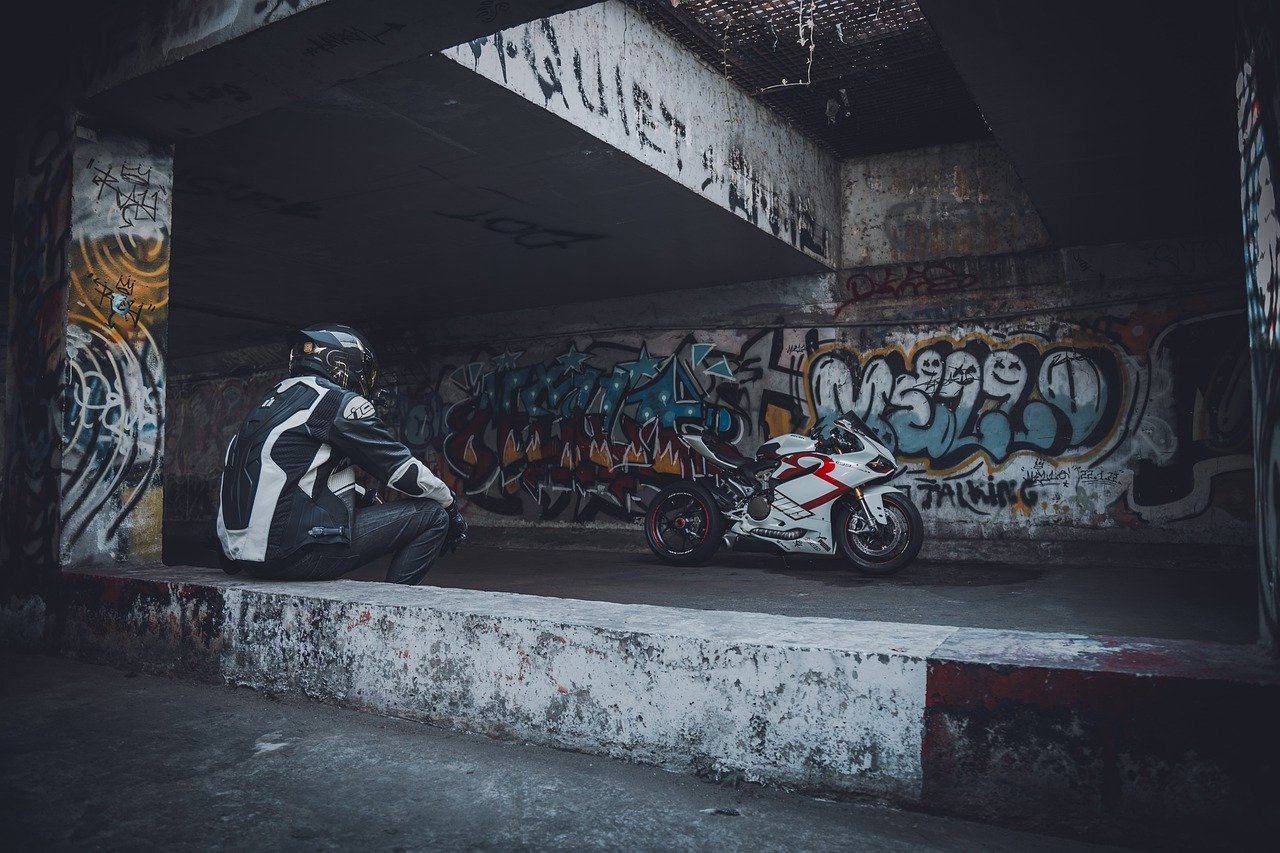 ¿Qué pasa si dejo la moto en la calle?